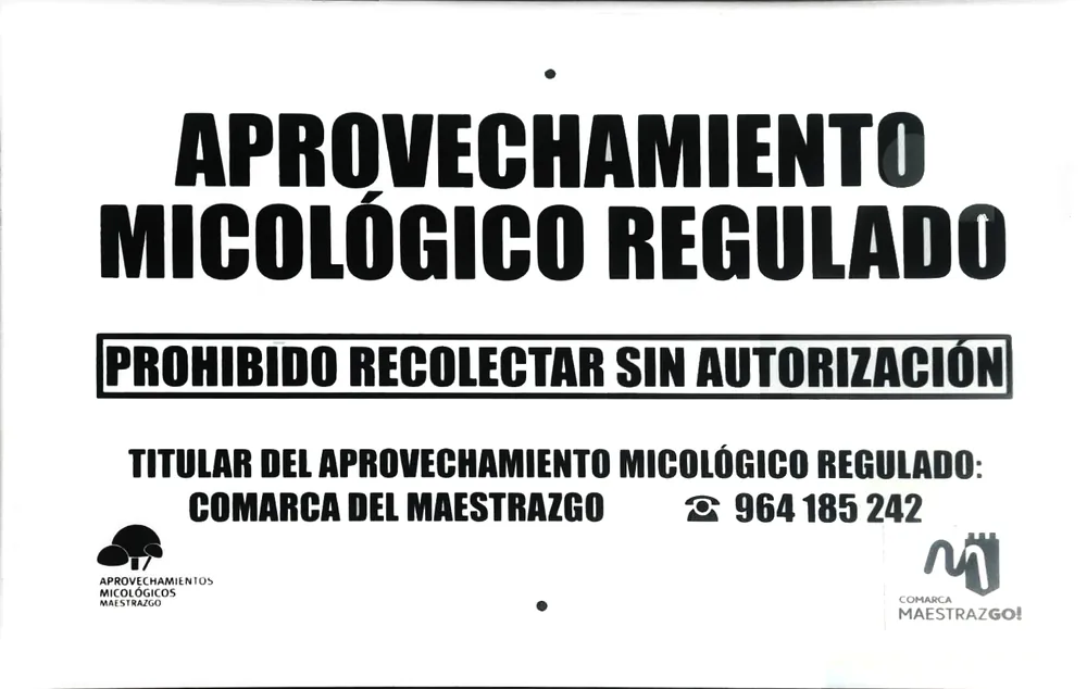 Cartel de aprovechamiento micológico regulado: prohibido recolectar sin autorización, titular Comarca del Maestrazgo